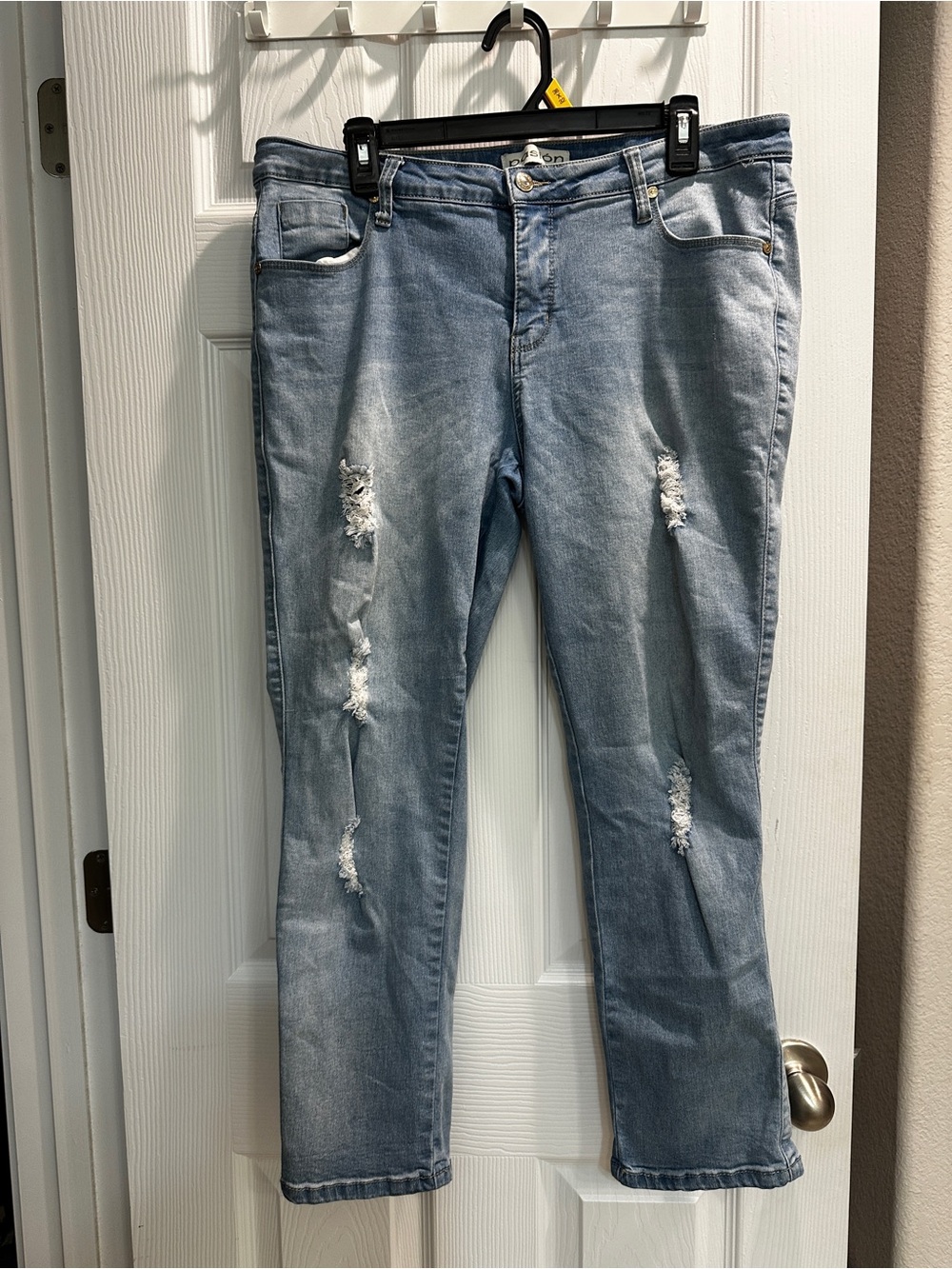 Women’s Light Wash Distressed Ankle Jeans